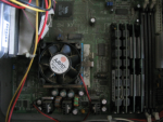 zanešený ventilátor procesoru a základní deska
